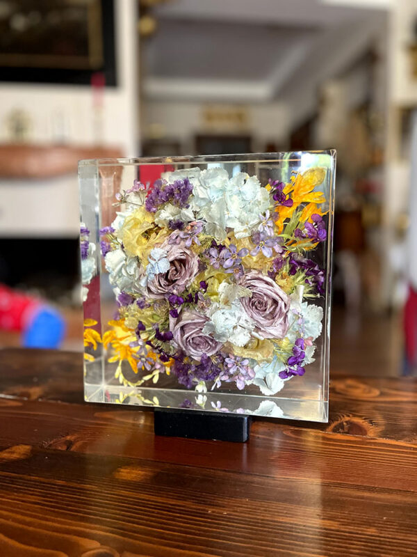 Bouquet nella resina 20x20 giulia fiori viola e gialli 1