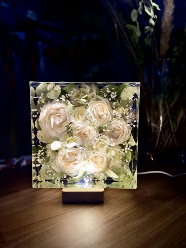 Bouquet nella resina blocco 20x20 fiori bianchi e verdi 5 illuminato