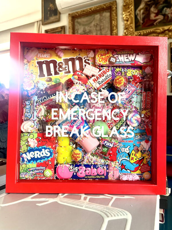 Quadro rosso caramelle in case of emergency 6